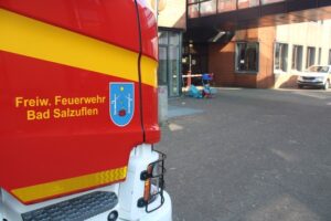 FF Bad Salzuflen: Putzwagen brennt im Schulzentrum Aspe / Feuerwehr Bad Salzuflen ist mit rund 30 Einsatzkräften vor Ort. Verletzt wird niemand