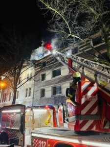 FW-E: Dachstuhlbrand in einem leerstehenden Mehrfamilienhaus – keine Verletzten