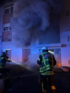 FW-OG: Wohnungsbrand in Mehrfamilienhaus. Bewohner kam ins Krankenhaus