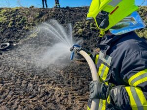 FW Flotwedel: Böschungsbrand am Kinderspielplatz – Feuerwehr verhindert weitere Ausbreitung