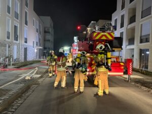 FW Dresden: Feuerwehreinsatz nach ausgelöstem Rauchmelder – Brand in Mehrfamilienhaus schnell gelöscht