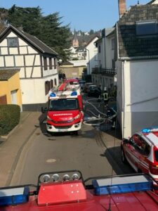 FW Bad Honnef: Pkw und Hecke brennen – Feuerwehr verhindert Übergreifen der Flammen